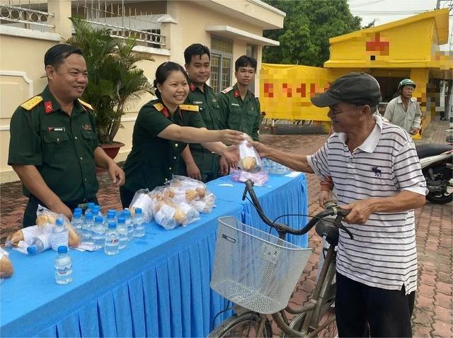 'Bánh mì 0 đồng' Tân An Hội: Lan tỏa tình quân dân- Ảnh 1. 'Bánh mì 0 đồng' Tân An Hội: Lan tỏa tình quân dân- Ảnh 1.