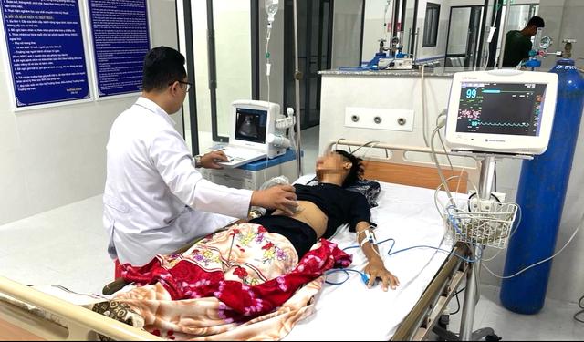 Bác sĩ bay gấp ra đặc khu Côn Đảo điều trị bệnh nhân tai nạn giao thông- Ảnh 1. Bác sĩ bay gấp ra đặc khu Côn Đảo điều trị bệnh nhân tai nạn giao thông- Ảnh 1.