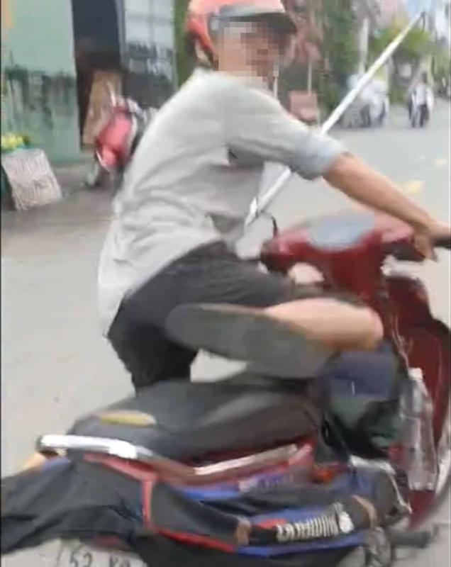 TP.HCM: Nam thanh niên bị người đàn ông tấn công 'vô cớ' trên đường phải nhập viện- Ảnh 1. TP.HCM: Nam thanh niên bị người đàn ông tấn công 'vô cớ' trên đường phải nhập viện- Ảnh 1.
