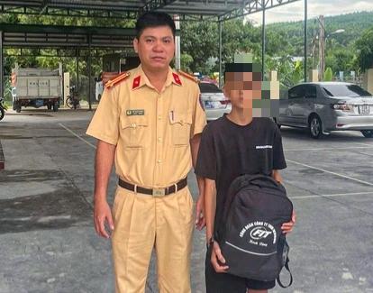 CSGT giải cứu thiếu niên 16 tuổi mắc bẫy 'việc nhẹ lương cao'- Ảnh 1. CSGT giải cứu thiếu niên 16 tuổi mắc bẫy 'việc nhẹ lương cao'- Ảnh 1.