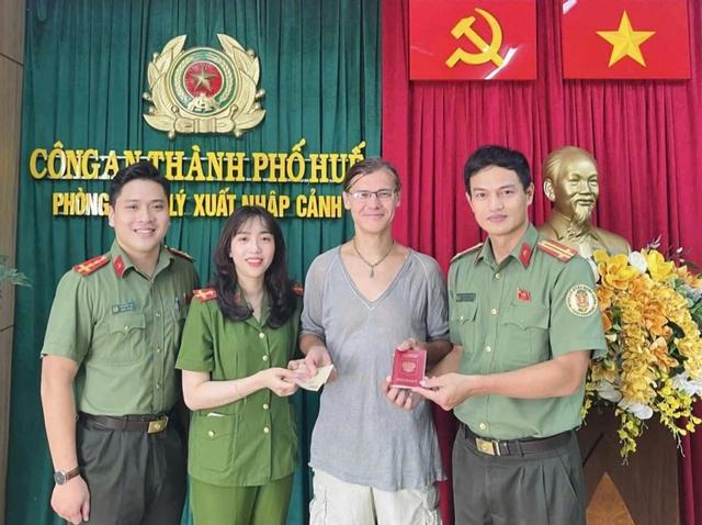 Du khách Nga vui mừng nhận lại hộ chiếu đánh rơi tại TP . Huế trước giờ xuất cảnh - Ảnh 1. Du khách Nga vui mừng nhận lại hộ chiếu đánh rơi tại TP . Huế trước giờ xuất cảnh - Ảnh 1.