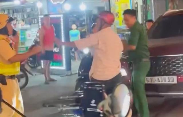 Công an TP.HCM khởi tố người đàn ông chống đối CSGT kiểm tra nồng độ cồn- Ảnh 1. Công an TP.HCM khởi tố người đàn ông chống đối CSGT kiểm tra nồng độ cồn- Ảnh 1.