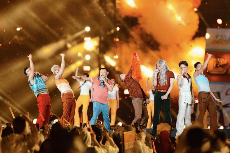 NSND Hữu Quốc gặp tai nạn trên đường đến diễn concert 'Anh trai vượt ngàn chông gai' - Ảnh 9.