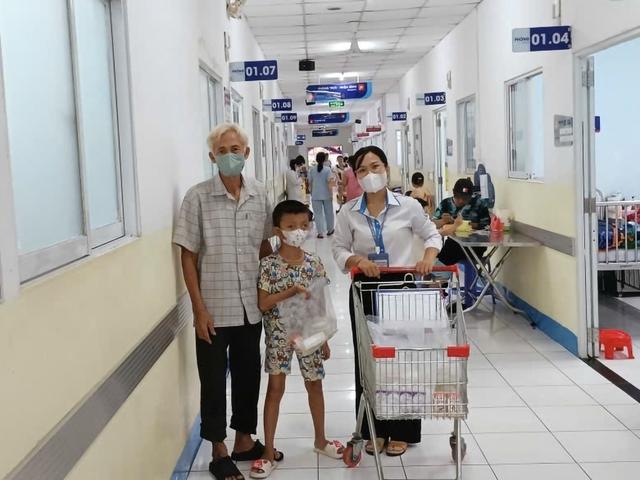 Bữa sáng yêu thương cho bệnh nhi nghèo tại bệnh viện Nhi đồng 1 - Ảnh 1. Bữa sáng yêu thương cho bệnh nhi nghèo tại bệnh viện Nhi đồng 1 - Ảnh 1.