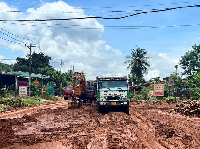 Đồng Nai: Khẩn trương khắc phục sạt lở đất trên quốc lộ 14C- Ảnh 1. Đồng Nai: Khẩn trương khắc phục sạt lở đất trên quốc lộ 14C- Ảnh 1.