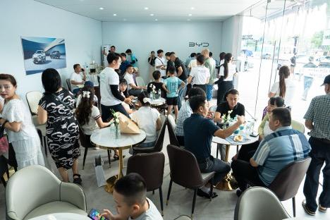 BYD Technology Week Nghệ An: Người dân miền Trung nói gì sau trải nghiệm? - Ảnh 2.