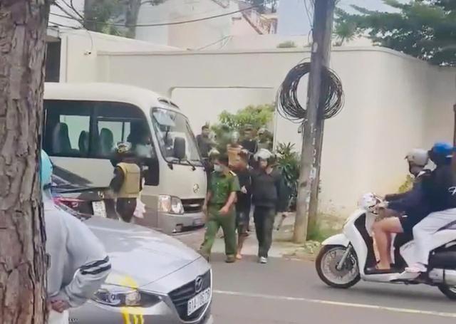 Gia Lai: Đột kích loạt tụ điểm ‘bay lắc’, đưa 148 người về trụ sở công an- Ảnh 2. Gia Lai: Đột kích loạt tụ điểm ‘bay lắc’, đưa 148 người về trụ sở công an- Ảnh 2.