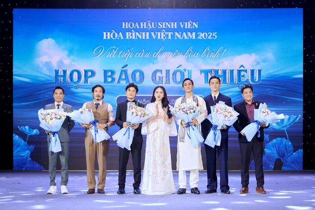 Nhạc sĩ Nguyễn Văn Chung cùng diễn viên Mưa đỏ chấm thi nhan sắc - Ảnh 1.