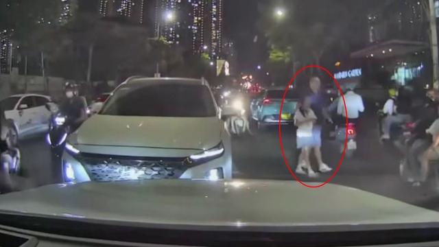 Chạy ngược chiều bị chặn lại, tài xế ‘giận lẫy’ đỗ xe giữa đường rồi bỏ đi - Ảnh 1.