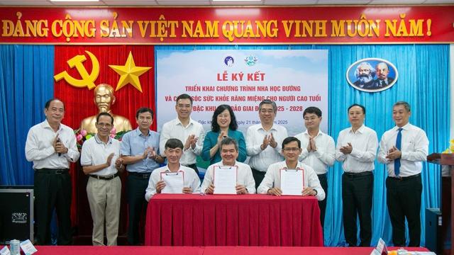 Triển khai chăm sóc răng miệng cho học sinh và người cao tuổi tại Côn Đảo- Ảnh 2. Triển khai chăm sóc răng miệng cho học sinh và người cao tuổi tại Côn Đảo- Ảnh 2.