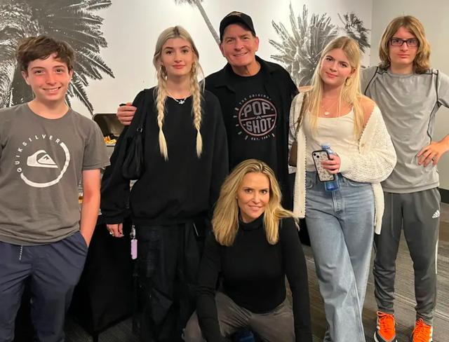Tài tử Charlie Sheen ra sao sau quá khứ ăn chơi sa đọa, nhiễm HIV? - Ảnh 5.