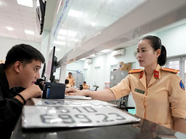 - Ảnh 1. Chính thức giảm 30% phí, lệ phí đăng ký xe - Ảnh 1.