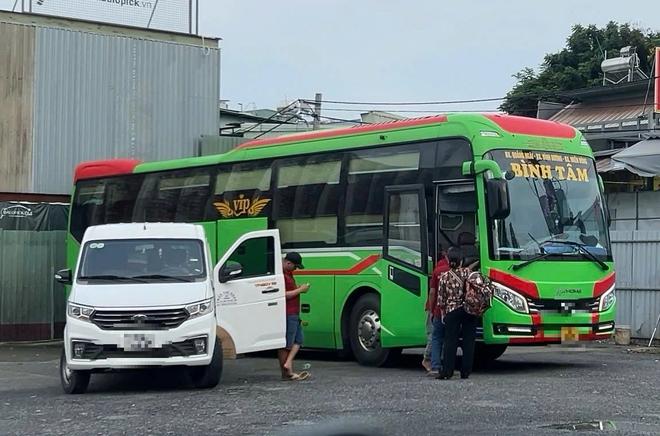 Xe khách vi phạm tràn lan ở cửa ngõ phía đông TP.HCM- Ảnh 3. Xe khách vi phạm tràn lan ở cửa ngõ phía đông TP.HCM- Ảnh 3.
