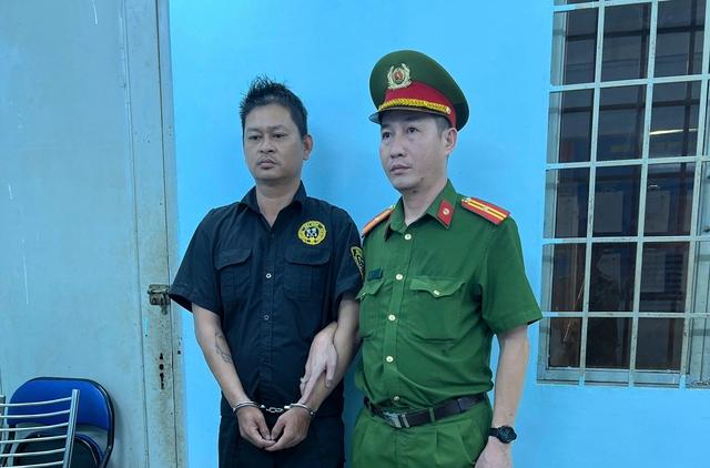 Công an TP.HCM bắt khẩn cấp kẻ say xỉn, đuổi đánh người đi đường- Ảnh 1. Công an TP.HCM bắt khẩn cấp kẻ say xỉn, đuổi đánh người đi đường- Ảnh 1.