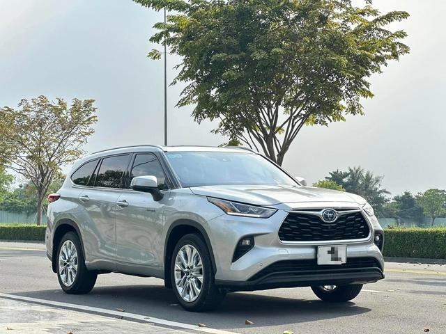 Xe nhập Mỹ Toyota Highlander dùng 4 năm, bán lại đắt hơn xe sang Đức - Ảnh 4. Xe nhập Mỹ Toyota Highlander dùng 4 năm, bán lại đắt hơn xe sang Đức - Ảnh 4.