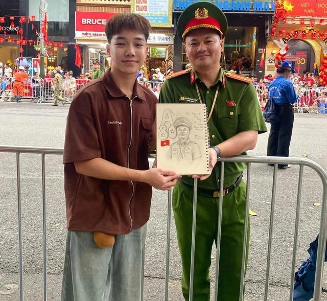 Chàng trai vẽ chân dung anh công an làm nhiệm vụ A80: Cái kết dễ thương - Ảnh 1. Chàng trai vẽ chân dung anh công an làm nhiệm vụ A80: Cái kết dễ thương - Ảnh 1.