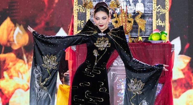 Tranh cãi thí sinh Miss Grand Vietnam diễn thiết kế trang phục 'bàn thờ', BTC nói gì?- Ảnh 1. Tranh cãi thí sinh Miss Grand Vietnam diễn thiết kế trang phục 'bàn thờ', BTC nói gì?- Ảnh 1.