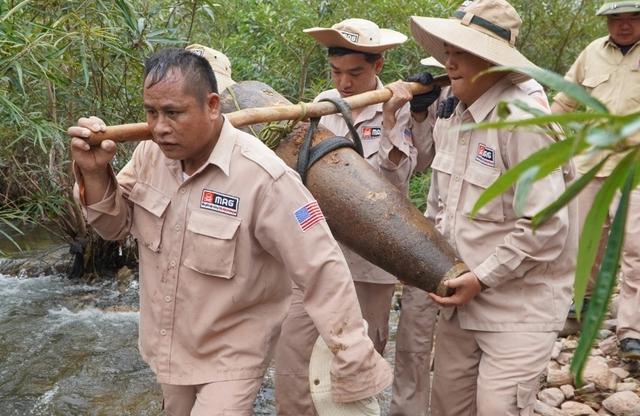 Người dân phát hiện quả bom nặng 241 kg khi đi bắt cá ở Quảng Trị- Ảnh 2. Người dân phát hiện quả bom nặng 241 kg khi đi bắt cá ở Quảng Trị- Ảnh 2.