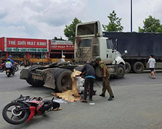 TP.HCM: Tai nạn xe đầu kéo, người mẹ tử vong thương tâm, con gái bị thương- Ảnh 1. TP.HCM: Tai nạn xe đầu kéo, người mẹ tử vong thương tâm, con gái bị thương- Ảnh 1.