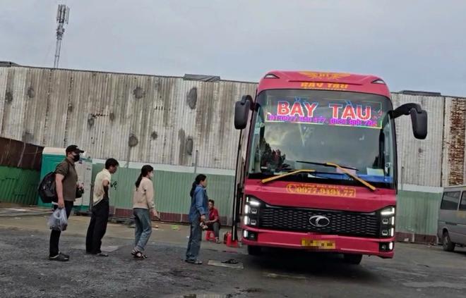 Xe khách vi phạm tràn lan ở cửa ngõ phía đông TP.HCM- Ảnh 1. Xe khách vi phạm tràn lan ở cửa ngõ phía đông TP.HCM- Ảnh 1.