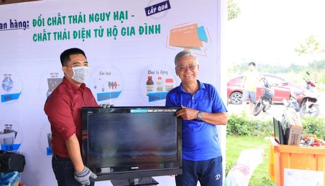 Người già, trẻ nhỏ cười khúc khích khi... đổi rác lấy quà- Ảnh 5. Người già, trẻ nhỏ cười khúc khích khi... đổi rác lấy quà- Ảnh 5.