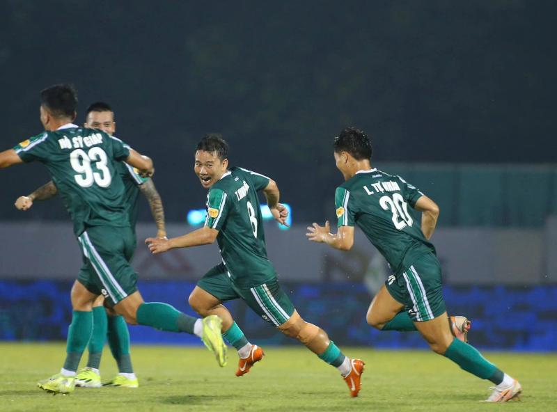 Minh Vương lập siêu phẩm đá phạt 'tuyệt đối điện ảnh', đội Công Phượng gieo sầu thầy cũ - Ảnh 1.