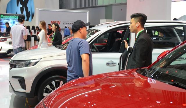 Ô tô giảm giá, vì sao doanh số bán vẫn tiếp tục 'lao dốc'? - Ảnh 2. Ô tô giảm giá, vì sao doanh số bán vẫn tiếp tục 'lao dốc'? - Ảnh 2.