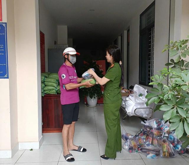 Giữ Tổ quốc bình yên: Nữ phó trưởng Công an phường Vũng Tàu trách nhiệm với dân
- Ảnh 3. Giữ Tổ quốc bình yên: Nữ phó trưởng Công an phường Vũng Tàu trách nhiệm với dân
- Ảnh 3.