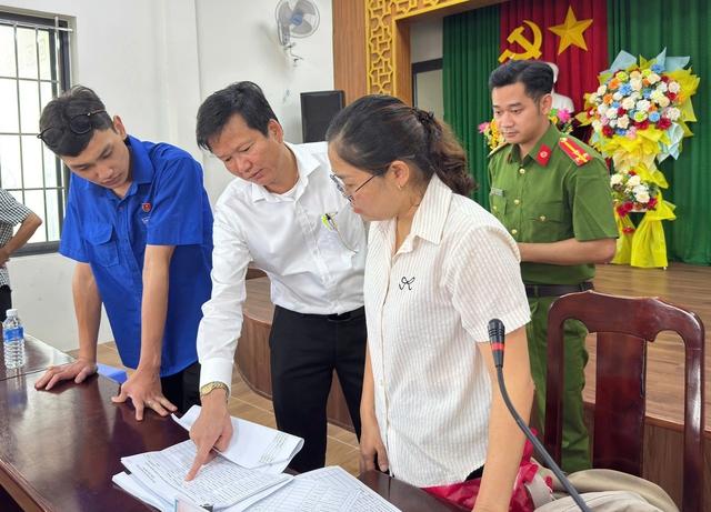TP.HCM: Nhận quà tặng lễ Quốc khánh 2.9 thật hạnh phúc- Ảnh 3. TP.HCM: Nhận quà tặng lễ Quốc khánh 2.9 thật hạnh phúc- Ảnh 3.