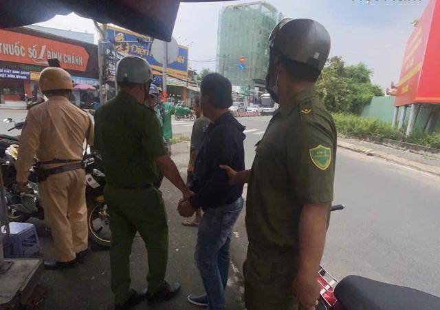 TP.HCM: Khống chế người đàn ông cầm rựa ra đường, có biểu hiện bất thường- Ảnh 2.