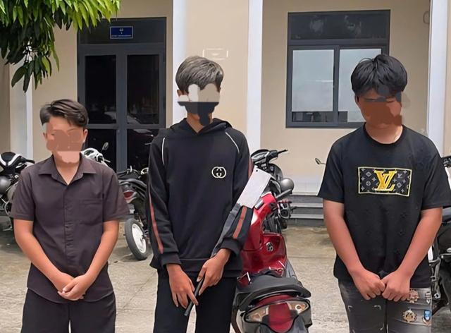 Cầm mã tấu đi đến trường học hẹn đánh nhau thì bị CSGT TP.HCM bắt giữ- Ảnh 1. Cầm mã tấu đi đến trường học hẹn đánh nhau thì bị CSGT TP.HCM bắt giữ- Ảnh 1.
