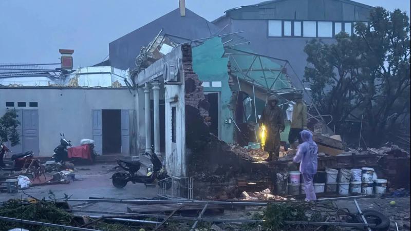 Bão số 10: Khẩn cấp sơ tán dân do nước biển tràn qua đê ở Thanh Hóa - Ảnh 3. Bão số 10: Khẩn cấp sơ tán dân do nước biển tràn qua đê ở Thanh Hóa - Ảnh 3.