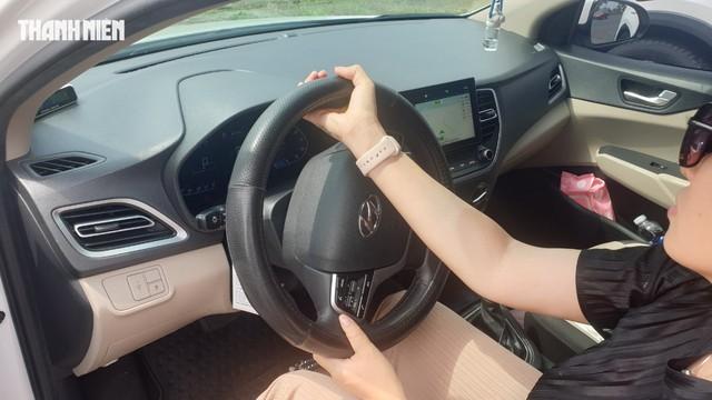 Vì sao nên đánh vô-lăng trả thẳng lái khi đỗ ô tô? - Ảnh 1.