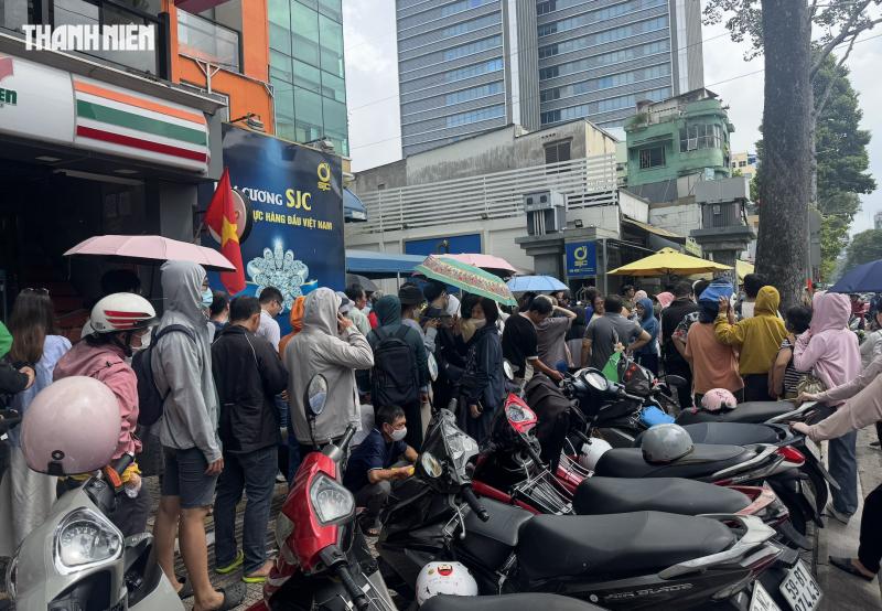 Thức trắng đêm, nhịn ăn, xếp hàng 15 tiếng chưa mua được vàng- Ảnh 9. Thức trắng đêm, nhịn ăn, xếp hàng 15 tiếng chưa mua được vàng- Ảnh 9.