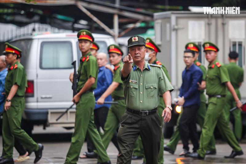 An ninh thắt chặt tại phiên tòa xét xử trùm giang hồ Bình 'Kiểm'- Ảnh 4. An ninh thắt chặt tại phiên tòa xét xử trùm giang hồ Bình 'Kiểm'- Ảnh 4.