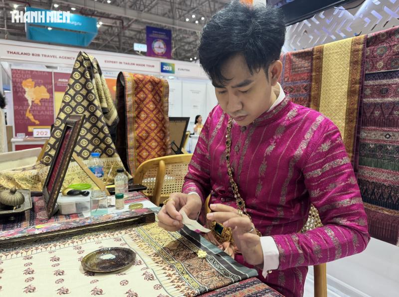 Trai đẹp Thái Lan hồi sinh vải thất truyền 400 năm gây 'sốt' hội chợ du lịch- Ảnh 1. Trai đẹp Thái Lan hồi sinh vải thất truyền 400 năm gây 'sốt' hội chợ du lịch- Ảnh 1.