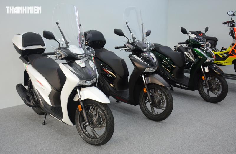 Xe máy xăng nhập khẩu ồ ạt giảm giá, khách mua được tặng kèm xe điện - Ảnh 2.