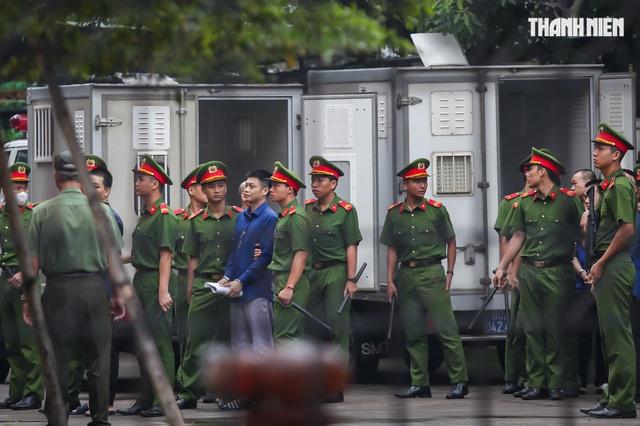 Áp giải trùm giang hồ Bình 'Kiểm' và đồng phạm đến tòa- Ảnh 2. Áp giải trùm giang hồ Bình 'Kiểm' và đồng phạm đến tòa- Ảnh 2.