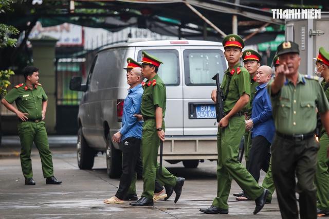 Áp giải trùm giang hồ Bình 'Kiểm' và đồng phạm đến tòa- Ảnh 1. Áp giải trùm giang hồ Bình 'Kiểm' và đồng phạm đến tòa- Ảnh 1.