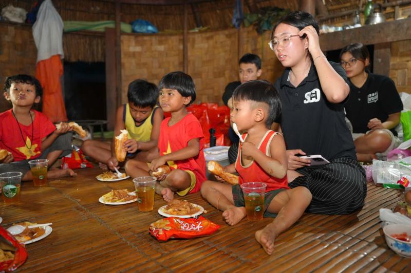 Thắp đèn lồng giữa đại ngàn, băng rừng mang Trung thu đến trẻ em biên giới - Ảnh 6.