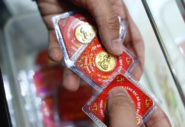Giá vàng nhẫn tăng lên mức cao kỷ lục- Ảnh 1. Giá vàng nhẫn tăng lên mức cao kỷ lục- Ảnh 1.