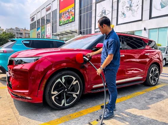 Ngồi trong xe điện bật điều hòa lúc chờ sạc pin: Nên hay không? - Ảnh 2. Ngồi trong xe điện bật điều hòa lúc chờ sạc pin: Nên hay không? - Ảnh 2.