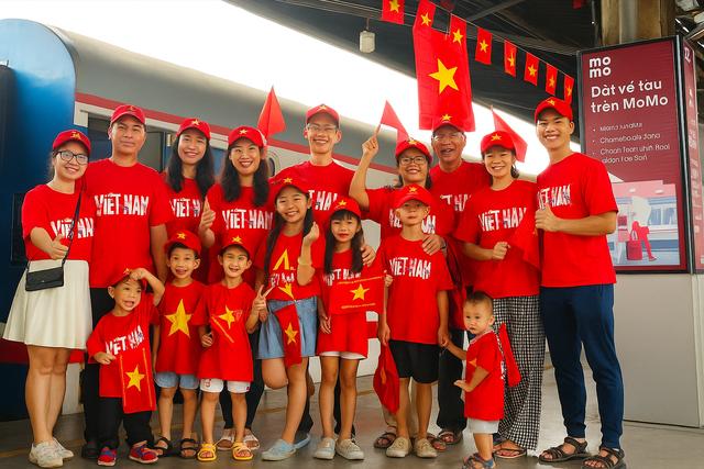 Hào khí trên chuyến tàu SE3 nhân dịp Quốc khánh 80 năm độc lập của dân tộc - Ảnh 6. Hào khí trên chuyến tàu SE3 nhân dịp Quốc khánh 80 năm độc lập của dân tộc - Ảnh 6.