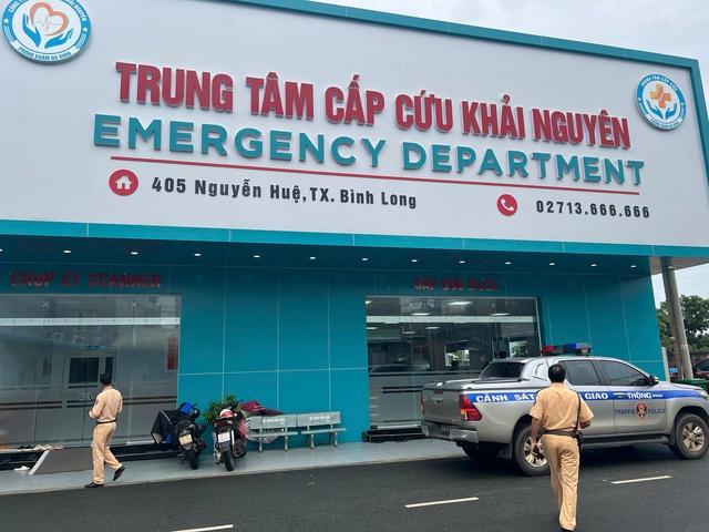CSGT dùng xe chuyên dụng cứu nguy bé trai 1 tuổi khó thở, tím tái toàn thân- Ảnh 1. CSGT dùng xe chuyên dụng cứu nguy bé trai 1 tuổi khó thở, tím tái toàn thân- Ảnh 1.