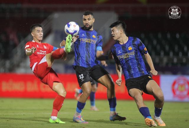 Ninh Bình tạo sóng lớn, cuộc đua vô địch V-League nghẹt thở: Đội nào đuổi kịp được đây! - Ảnh 2.