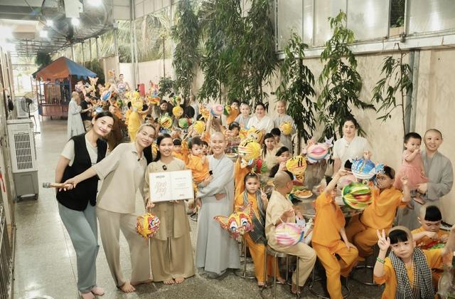 Hồ Ngọc Hà trao học bổng đến hết lớp 12 cho bé gái mồ côi - Ảnh 1.