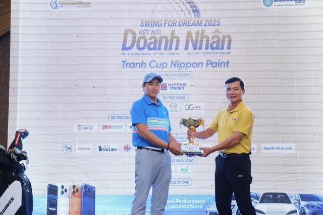 Giải golf doanh nhân Sài Gòn nối nhịp cầu nhân ái, cú ‘hole in one’ trị giá 1,8 tỉ đồng- Ảnh 2. Giải golf doanh nhân Sài Gòn nối nhịp cầu nhân ái, cú ‘hole in one’ trị giá 1,8 tỉ đồng- Ảnh 2.