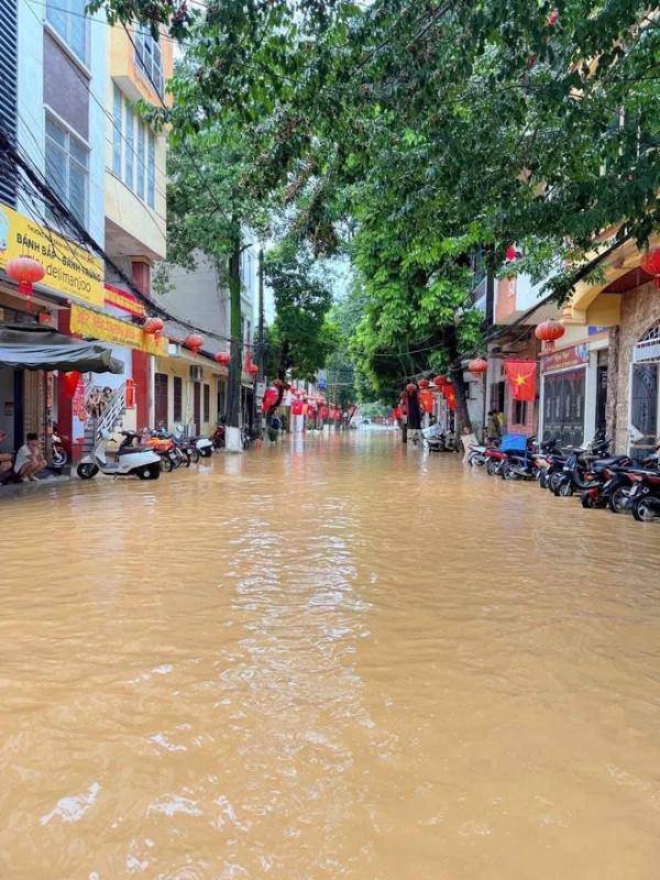 Thành phố Cao Bằng ngập do ảnh hưởng hoàn lưu bão số 10 - Ảnh 4.