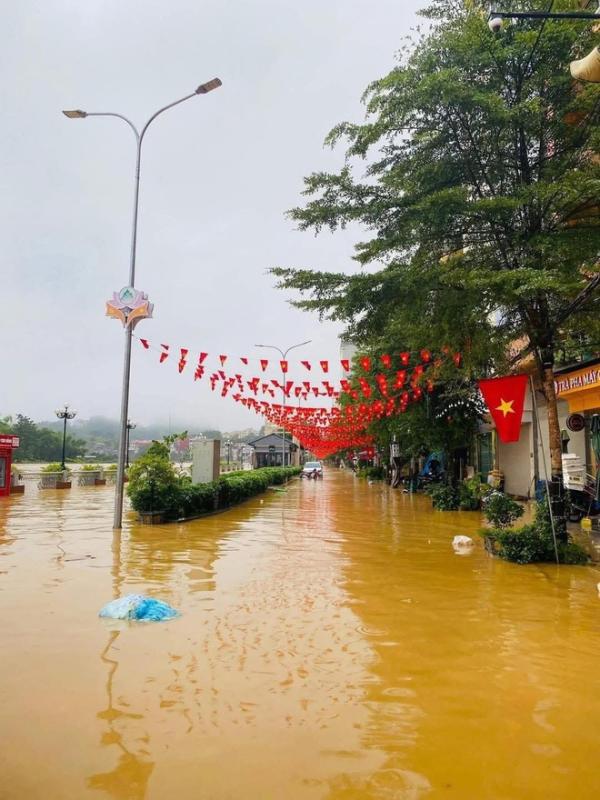 Thành phố Cao Bằng ngập do ảnh hưởng hoàn lưu bão số 10 - Ảnh 2.
