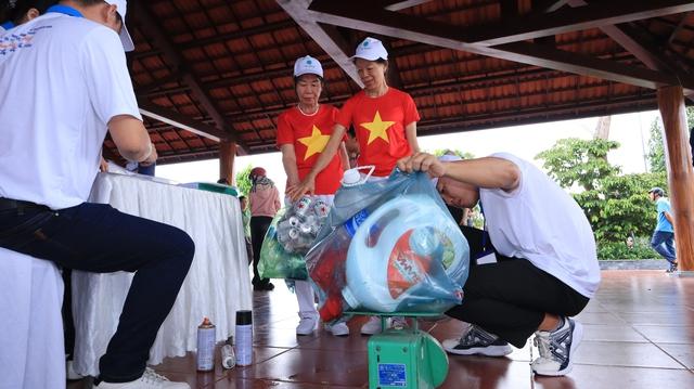 Người già, trẻ nhỏ cười khúc khích khi... đổi rác lấy quà- Ảnh 4. Người già, trẻ nhỏ cười khúc khích khi... đổi rác lấy quà- Ảnh 4.